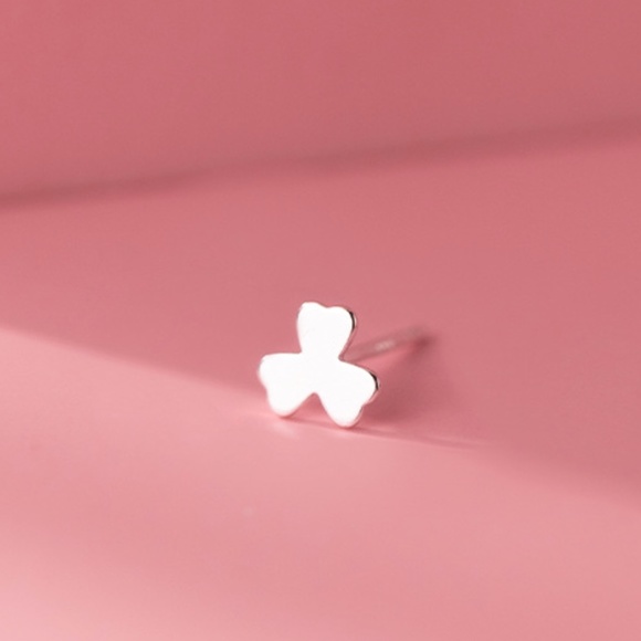 NWT Sterling Silver Clover Earrings Classic Minimal Lucky Clover Charms Earrings - Picture 4 of 5